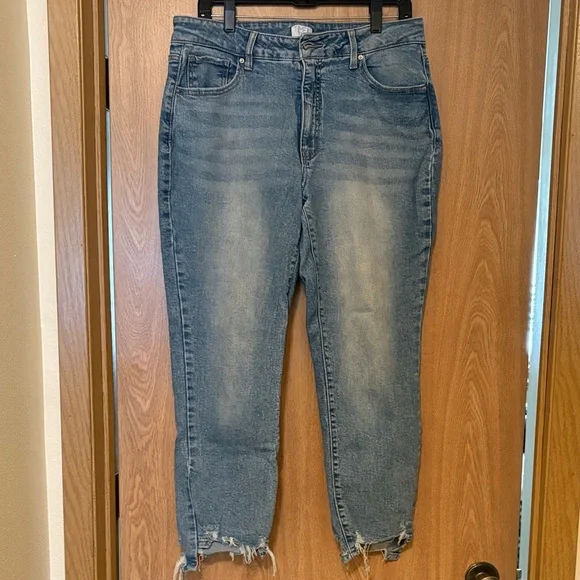 Time and Tru Distressed Blue Ankle Jeans - Picture 1 of 5